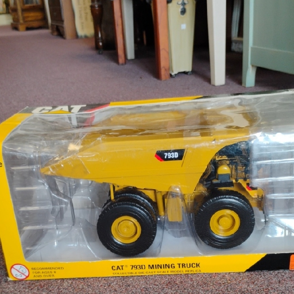 1:50 Scale CAT 793D Mining Truck